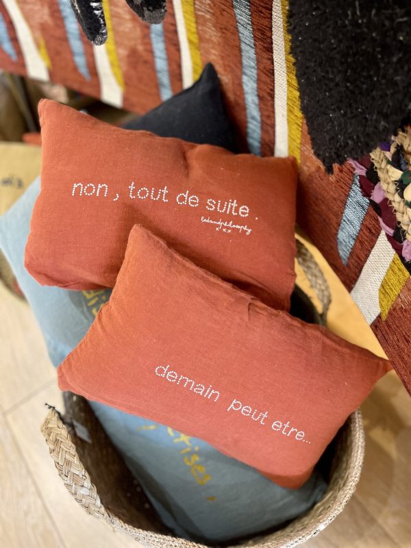 Coussins "Demain peut-être... non, maintenant !" – sérigraphié, lin, rouge – Image 2