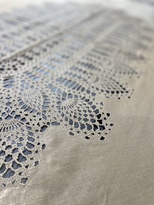 Nappe Dentelle – Vinyle, lin, 137x182cm