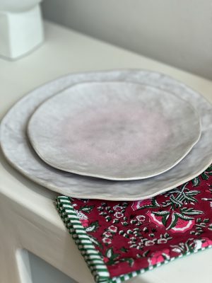 Assiette lisse forme irrégulière – Blanc, rose