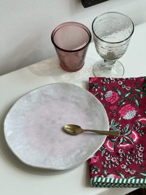 Assiette à dessert lisse forme irrégulière – Blanc, rose