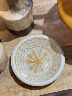 Assiette décorative – terracotta, jaune et blanc