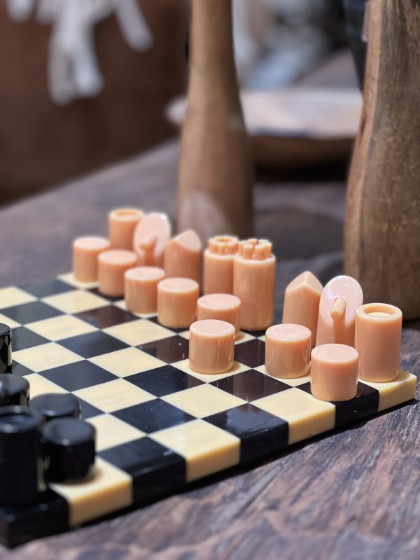Jeu d'échecs James - résine, noir et jaune – Image 3