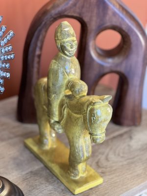 Cavalier antique – bois, émail, jaune