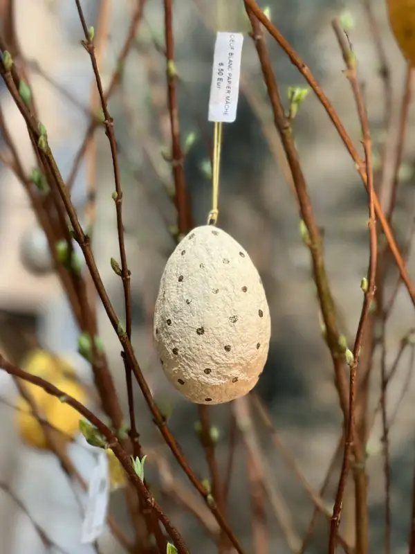 Œuf à suspendre - papier maché, blanc